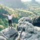 Eine junge Frau steht auf einem Felsen